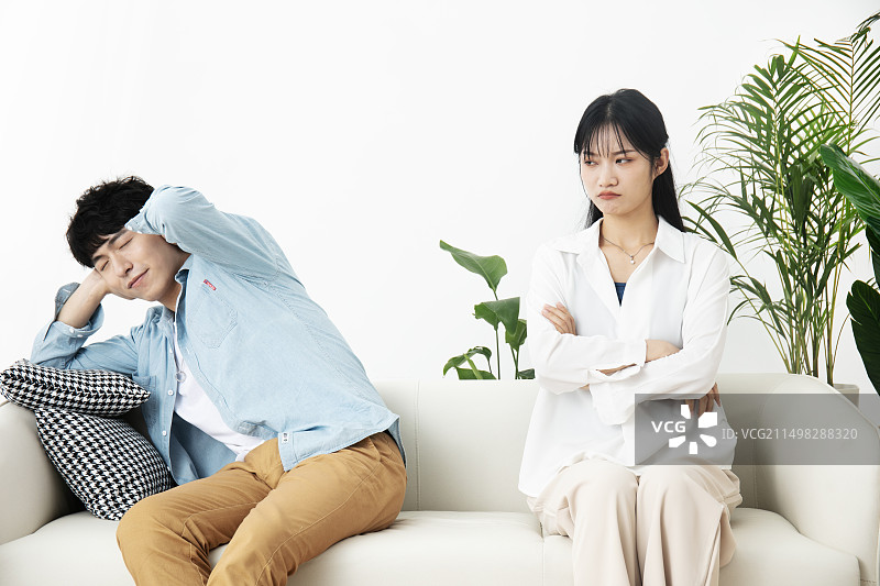 吵架的年轻男人与年轻女人图片素材