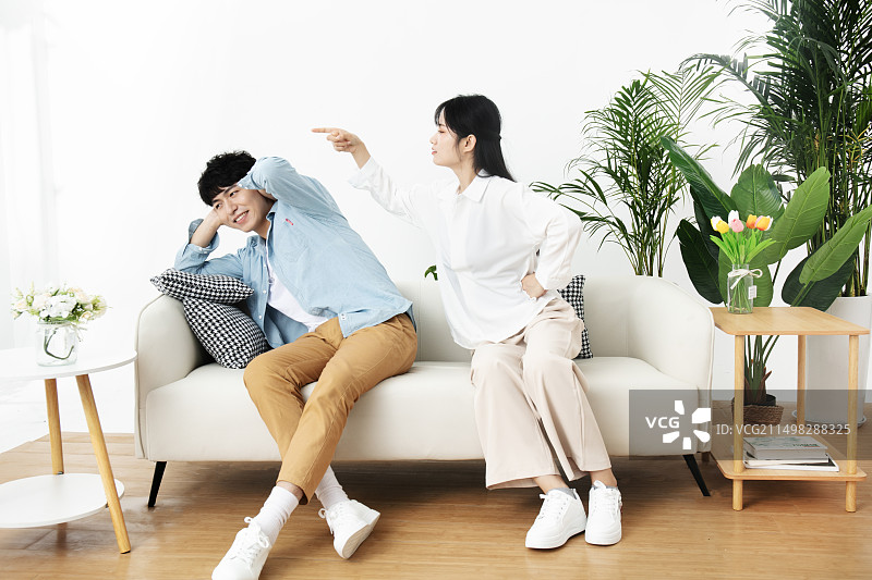 吵架的年轻男人与年轻女人图片素材