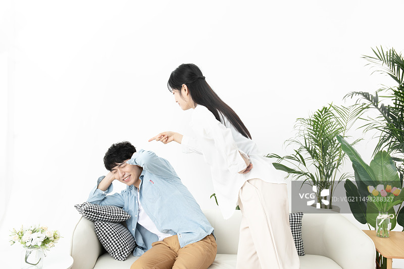 吵架的年轻男人与年轻女人图片素材