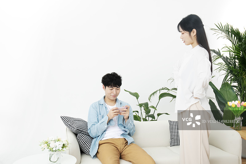玩手机游戏太过投入引起吵架的年轻男女图片素材
