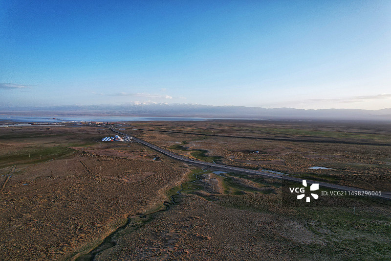 航拍茶卡盐湖边大戈壁滩图片素材