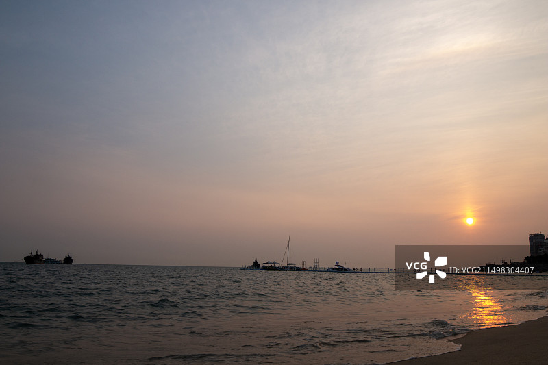 夕阳下的汕头南澳海滩图片素材