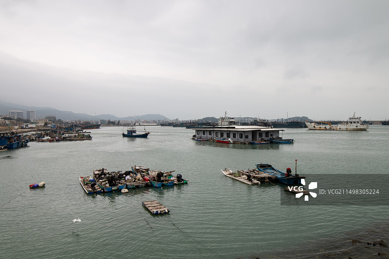 停泊在汕头南澳港湾的船只图片素材