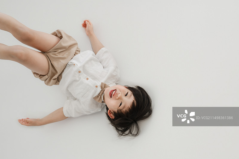 快乐可爱四岁小男孩图片素材