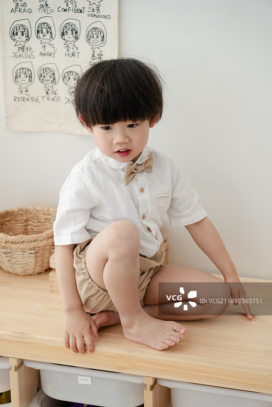 木柜上的可爱小男孩图片素材