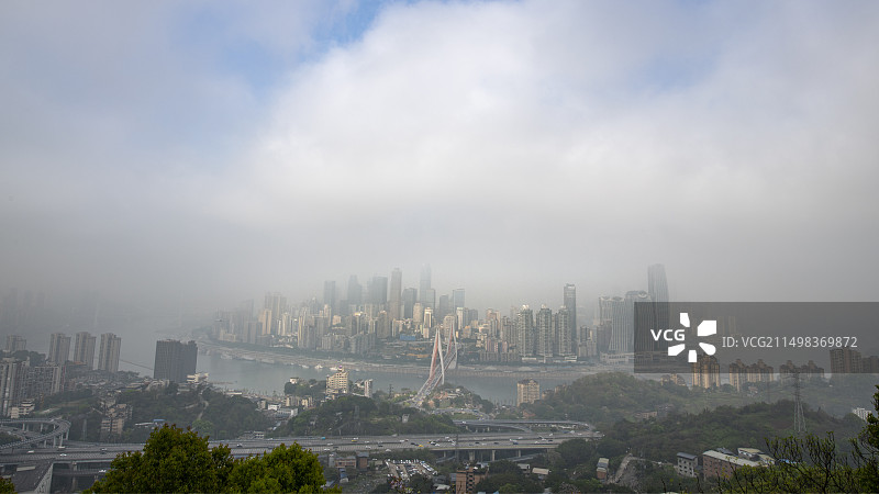 晨雾中的重庆渝中半岛城市风光图片素材
