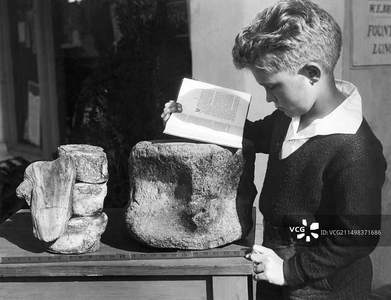 学习考古学的男孩图片素材