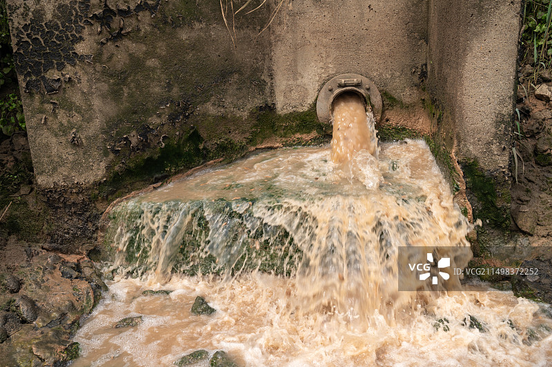 工厂排放的废水图片素材