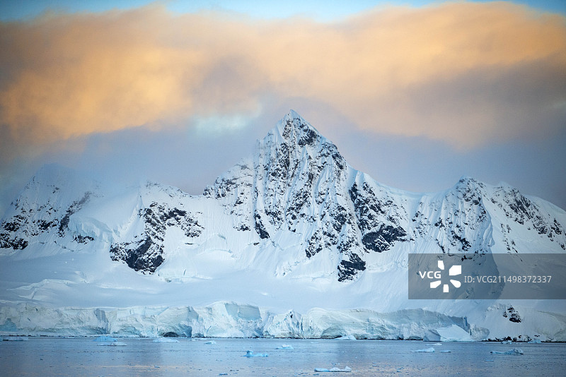 南极洲威廉敏娜湾的日出图片素材