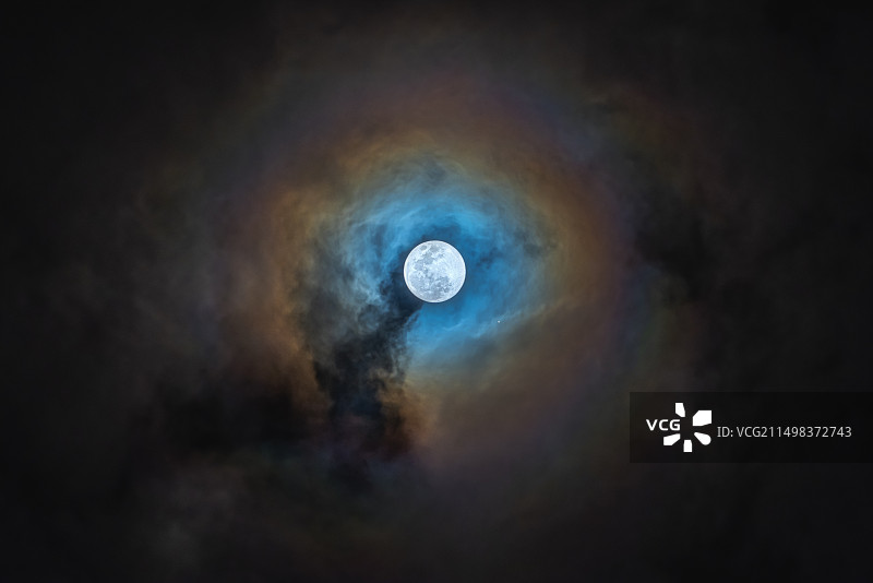 带有彩色光环的满月图片素材