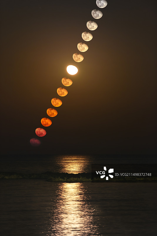 上升中的亏凸月合成图像图片素材