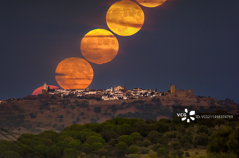 蒙萨拉兹城堡上空的超级蓝月延时摄影图片素材
