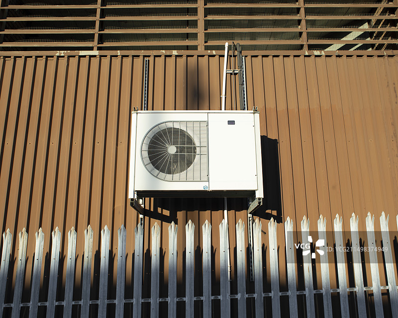 工厂侧面的空调冷凝装置图片素材