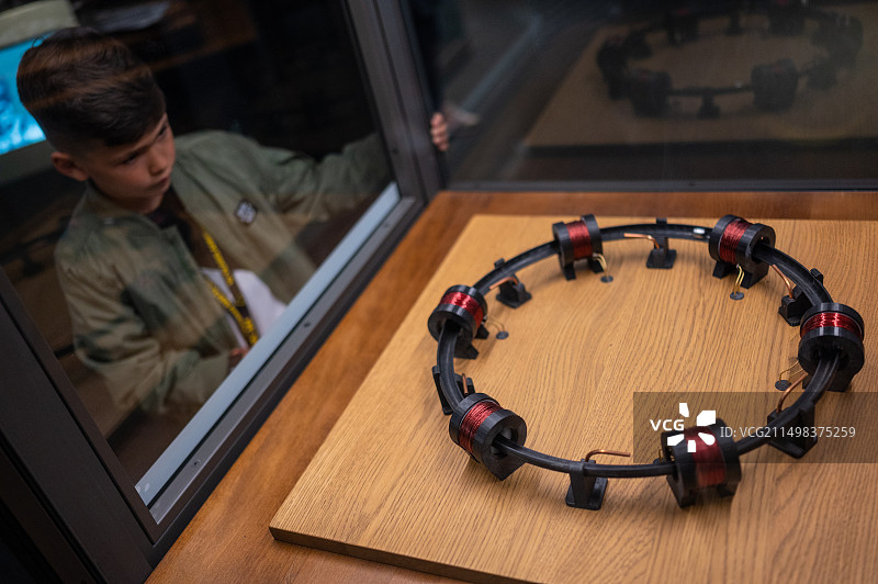 尼古拉·特斯拉展览上的死亡射线模型图片素材