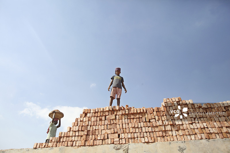 孟加拉国砖厂的工人图片素材