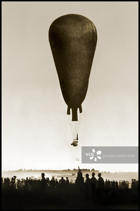 1932年奥古斯特·皮卡德气球升空图片素材