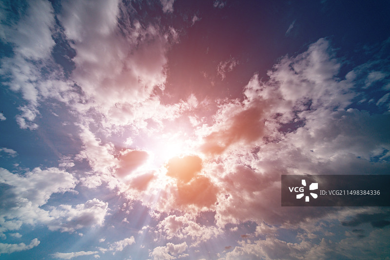 多云天空中的阳光图片素材