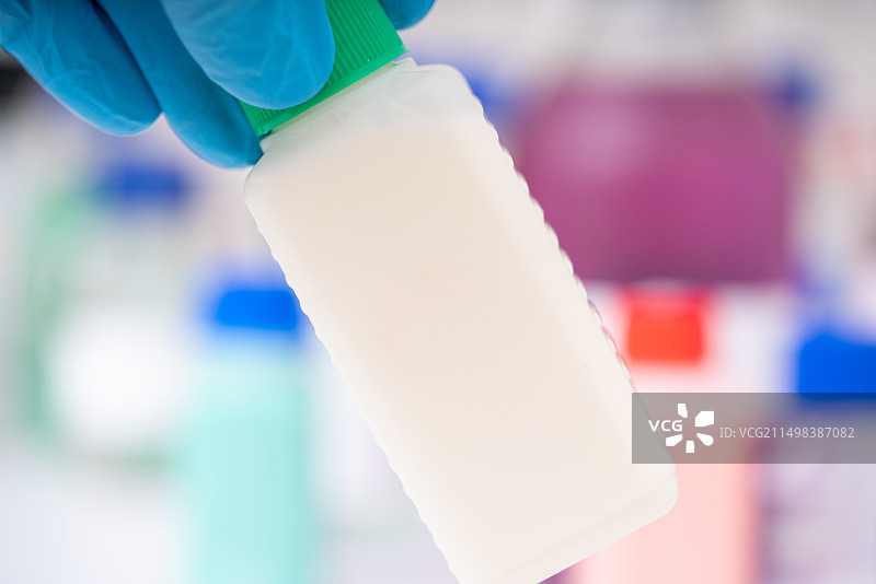 装有白色液体的塑料瓶图片素材