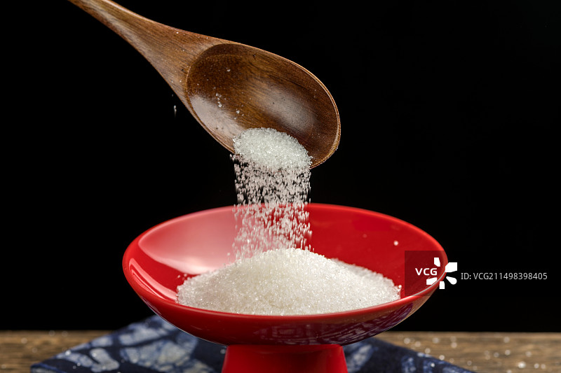 一盘白砂糖摆放在桌面上特写图片素材