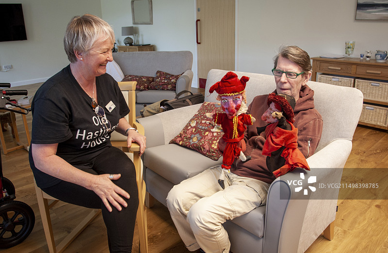 养老院居民和木偶图片素材