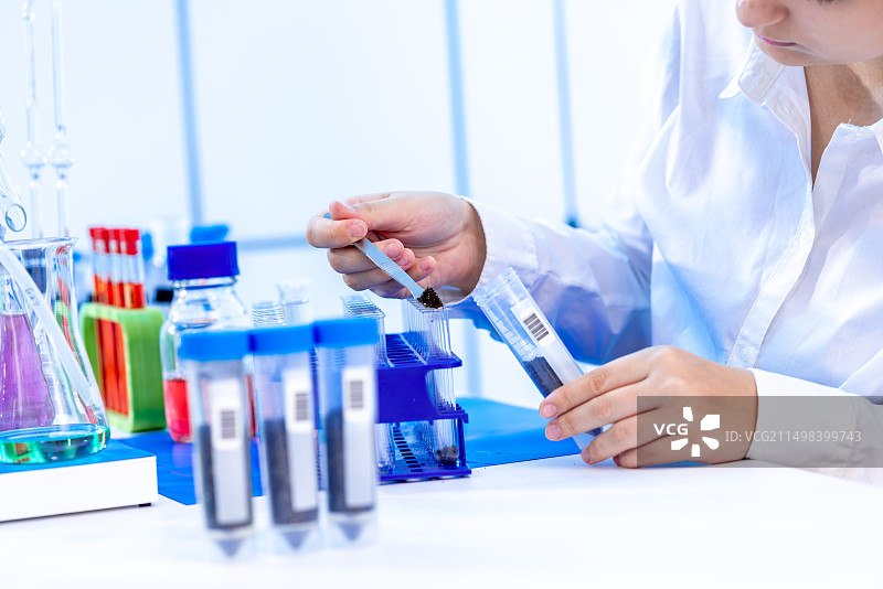 科学家进行土壤实验图片素材