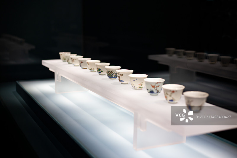 山东博物馆陶瓷展品青花五彩十二月花卉杯图片素材