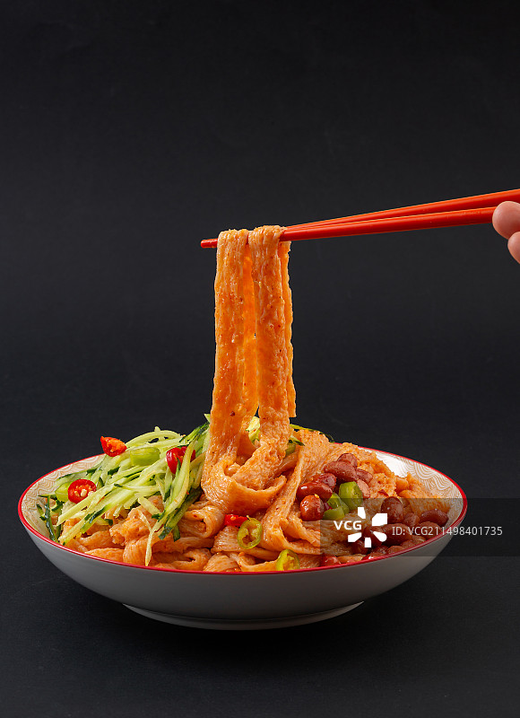 西安特色凉拌麻辣牛筋面图片素材