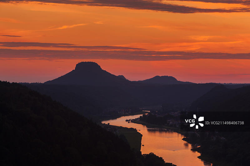 德国萨克森州巴特尚道小巴斯泰的Schrammstein地区日落图片素材