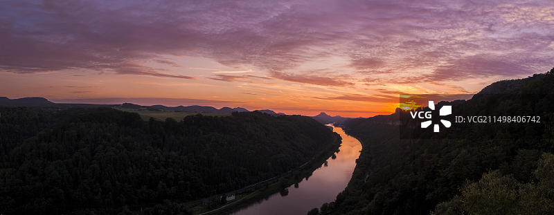 德国萨克森州巴特尚道小巴斯泰的Schrammstein地区日落图片素材