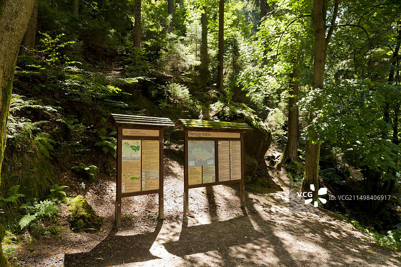 以小基尔尼奇河命名的基尔尼奇山谷是易北河砂岩山脉中最美丽的山谷之一，也是最多样化的徒步旅行区之一。从这里可以到达该地区一些最壮观的目的地，如Schrammsteine、Kuhstall、Baerenfangwaende、Hinteres Raubschloss和Grosser Zschand。大型信息板提供有关自然和徒步旅行机会的信息图片素材