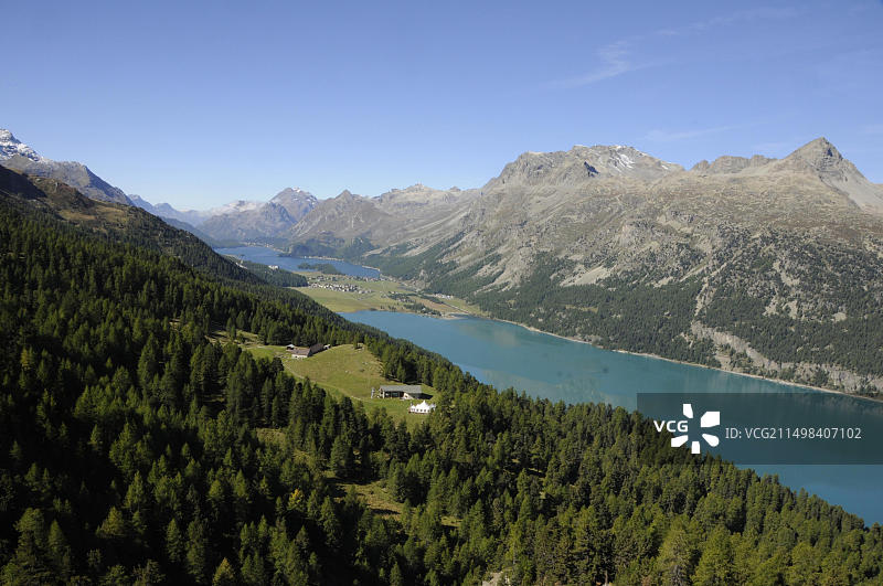 从科尔瓦奇山到上恩嘎丁山谷冰川湖泊的壮丽瑞士阿尔卑斯山全景图片素材