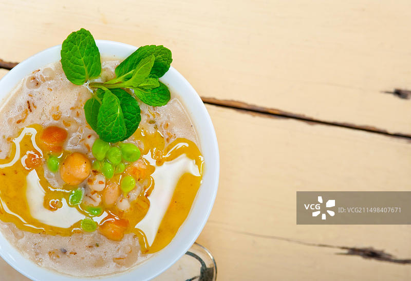 丰盛的中东鹰嘴豆大麦汤配薄荷叶图片素材
