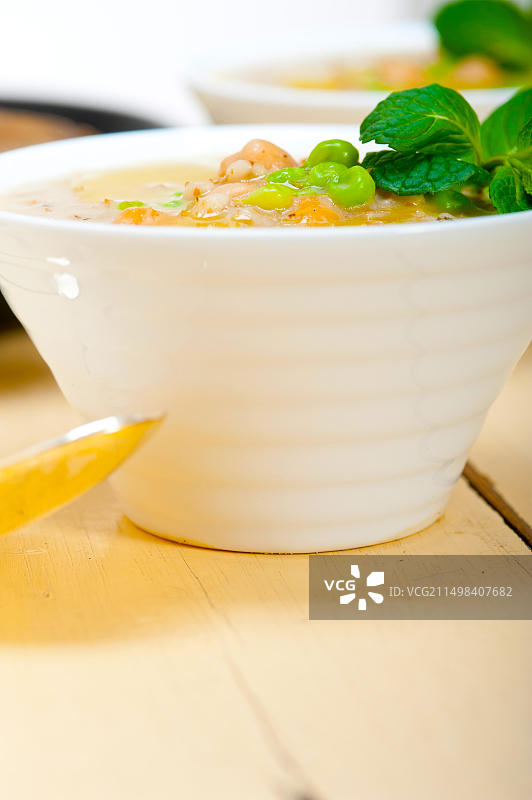 丰盛的中东鹰嘴豆大麦汤配薄荷叶图片素材