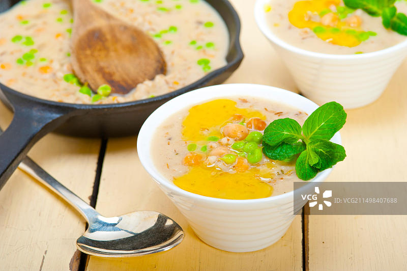 丰盛的中东鹰嘴豆大麦汤配薄荷叶图片素材