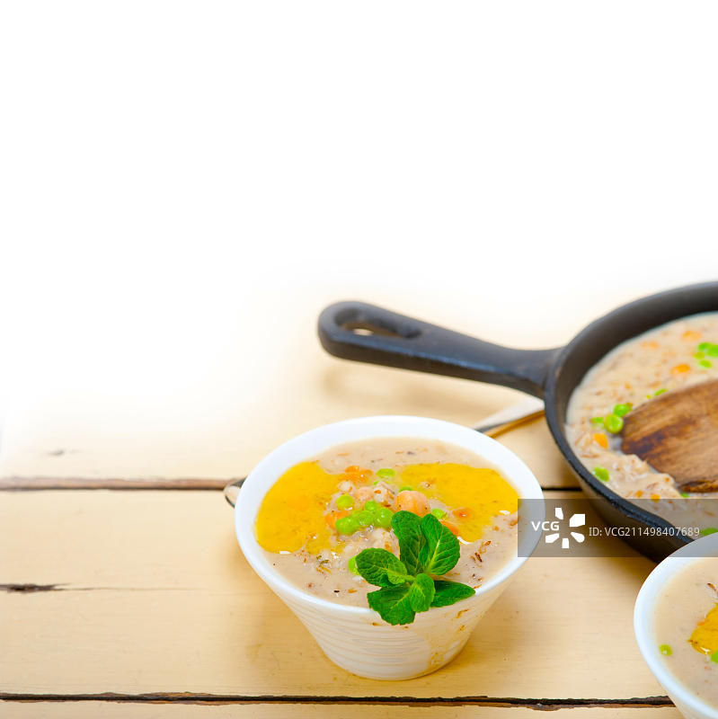 丰盛的中东鹰嘴豆大麦汤配薄荷叶图片素材