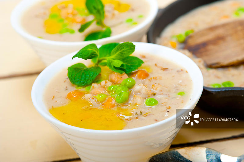 丰盛的中东鹰嘴豆大麦汤配薄荷叶图片素材