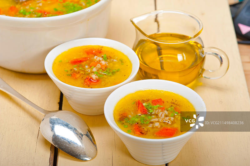 叙利亚传统大麦肉汤，阿勒颇风味，名为塔尔比纳或提尔比亚利，是斋月后的典型食物图片素材