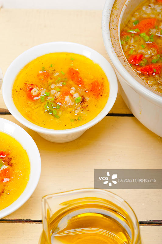 叙利亚传统大麦肉汤，阿勒颇风味，名为塔尔比纳或提尔比亚利，是斋月后的典型食物图片素材