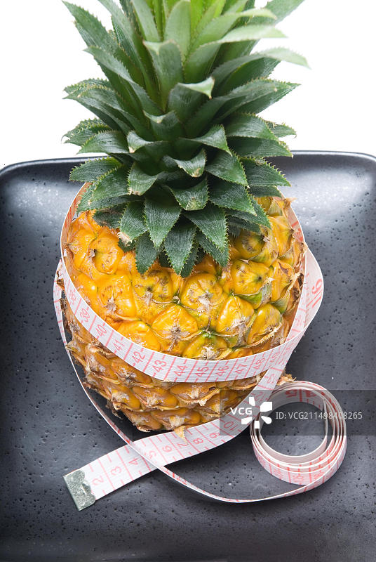 黑色餐盘上的菠萝图片素材