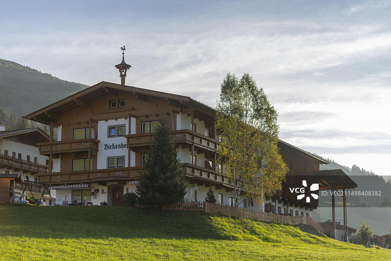 奥地利蒂罗尔州图克斯ertal Vorderlanersbach村的阿尔卑斯山景图片素材