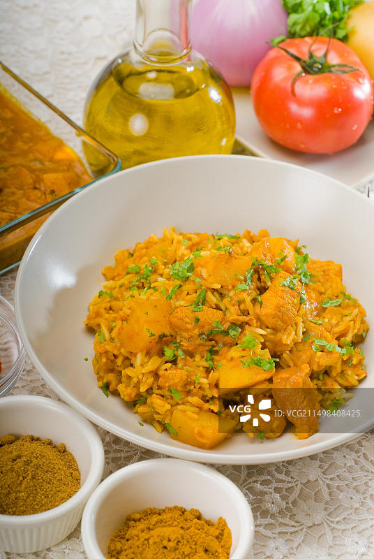 新鲜自制咖喱牛肉饭和土豆配料图片素材