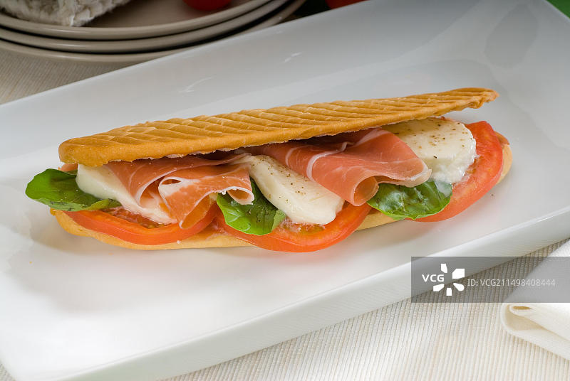 新鲜卡普雷塞和帕尔马火腿帕尼尼三明治图片素材