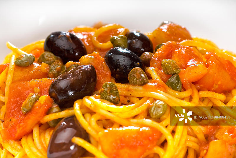 配自制番茄橄榄酱的新鲜意大利面图片素材