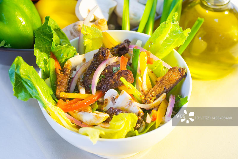 碗里的新鲜彩色泰式牛肉沙拉特写图片素材