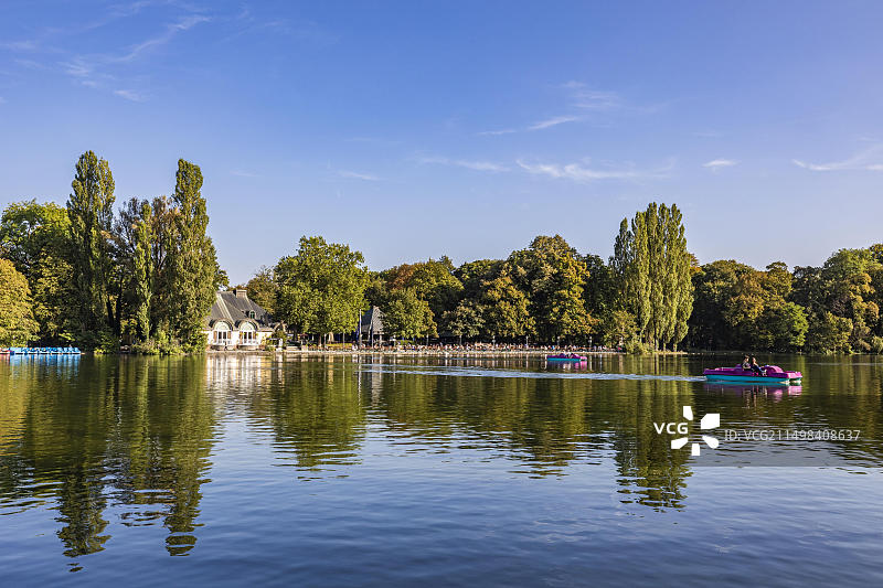 德国慕尼黑英国花园的啤酒花园和脚踏船图片素材