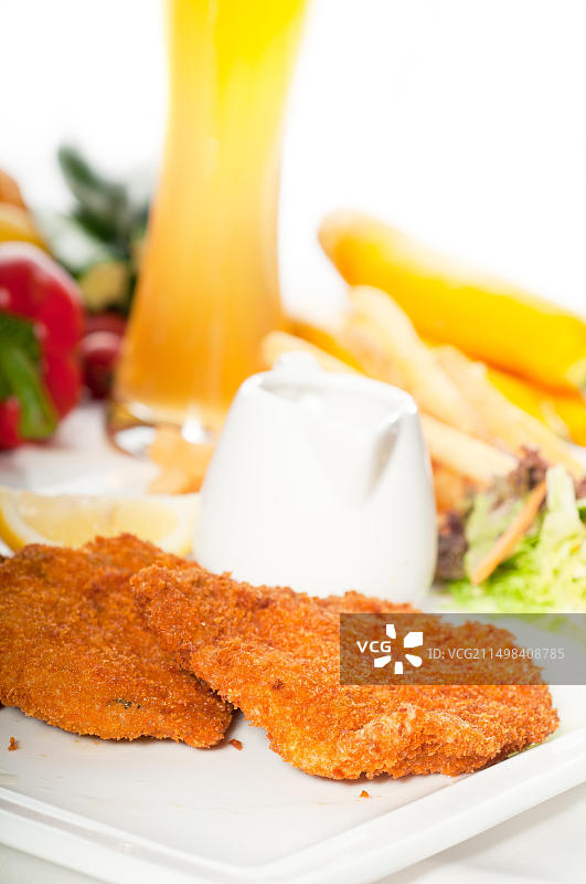 经典炸肉排配薯条、蔬菜和啤酒图片素材