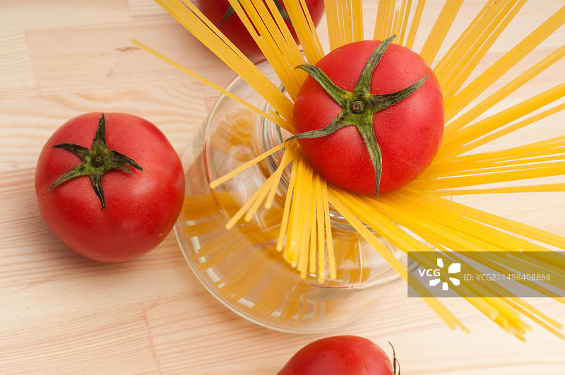 松木桌上的新鲜番茄和生意大利面图片素材