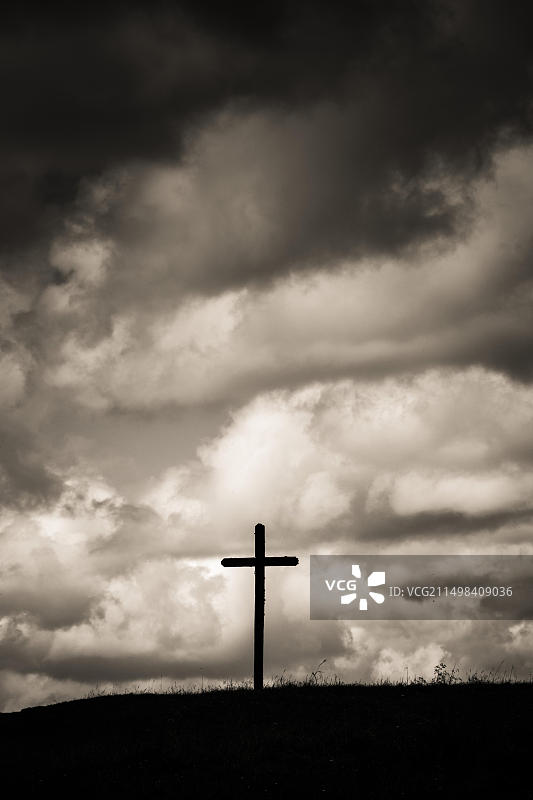 多云天空下的木制十字架图片素材