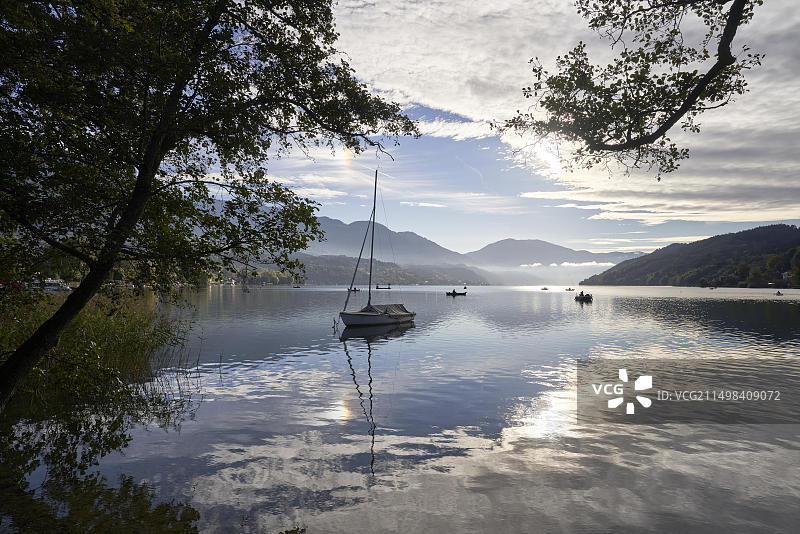 奥地利克恩顿州滨湖塞博登克林格公园的米尔施塔特湖图片素材