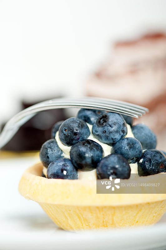 特写：自制新鲜蓝莓奶油纸杯蛋糕图片素材